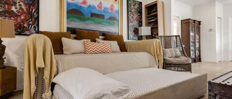 4 Schlafzimmer, Schreibtisch, Bügeleisen/Bügelbrett, Reisekinderbett