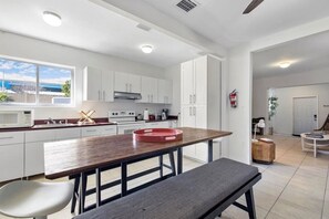 Een koelkast, een microgolfoven, een oven, een kookplaat