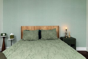 Iron/ironing board, free WiFi, bed sheets - Private Patio + Community Pool - First-Floor Condo (Dallas)