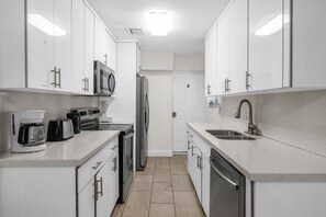 Fridge, microwave, oven, stovetop - ArtStay Boho Garden Retreat - Near Design District (Miami)