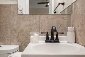 Sèche-cheveux, serviettes fournies