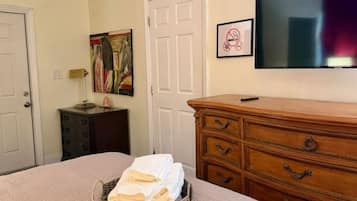 4 Schlafzimmer, Schreibtisch, Bügeleisen/Bügelbrett, Reisekinderbett
