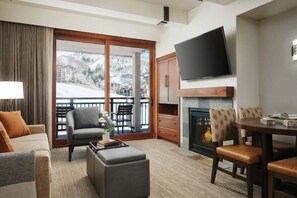 Living area - Charming 2-bedroom villa with full kitchen in Steamboat Springs. Ski-in ski-out. (Steamboat Springs)