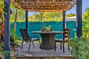 Outdoor dining - Artful 3BR Oasis with Parking Patio Sleeps 7 (Miami)