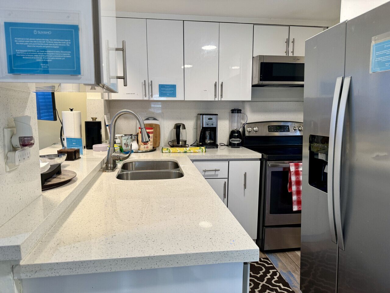 Kylskåp, mikrovågsugn, ugn och spishäll