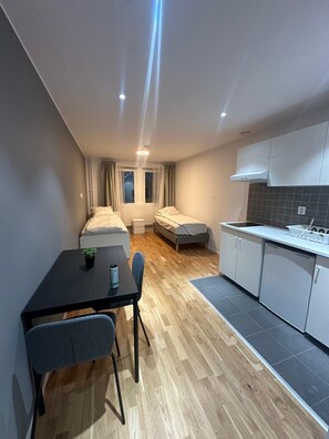 Chambre Standard Double ou avec lits jumeaux | Fer et planche à repasser, Wi-Fi gratuit