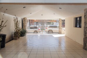 المنطقة المحيطة بالمنشأة