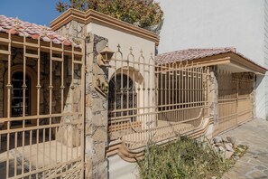 تفاصيل الفندق من الخارج