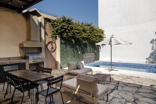 Residence with swimming pool and large patio for families