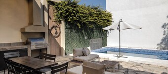 Residence with swimming pool and large patio for families