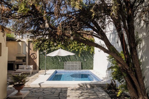 Residence with swimming pool and large patio for families