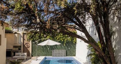 Residence with swimming pool and large patio for families