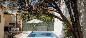 Residence with swimming pool and large patio for families