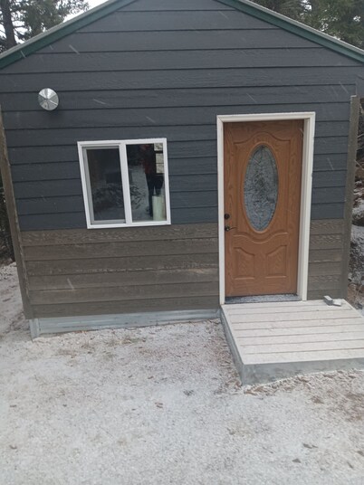 Cozy 1-bedroom cabin in the mountains just outside Boulder. Perfect getaway!