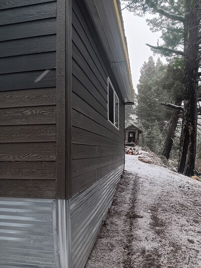Cozy 1-bedroom cabin in the mountains just outside Boulder. Perfect getaway!