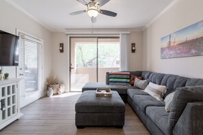 TV, fireplace - Luxurious Scottsdale condo with 2 pools, a hot tub, a gym, and a movie theater (Scottsdale)