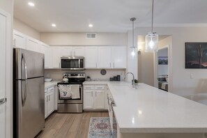 Microwave, oven, stovetop, dishwasher - Luxurious Scottsdale condo with 2 pools, a hot tub, a gym, and a movie theater (Scottsdale)