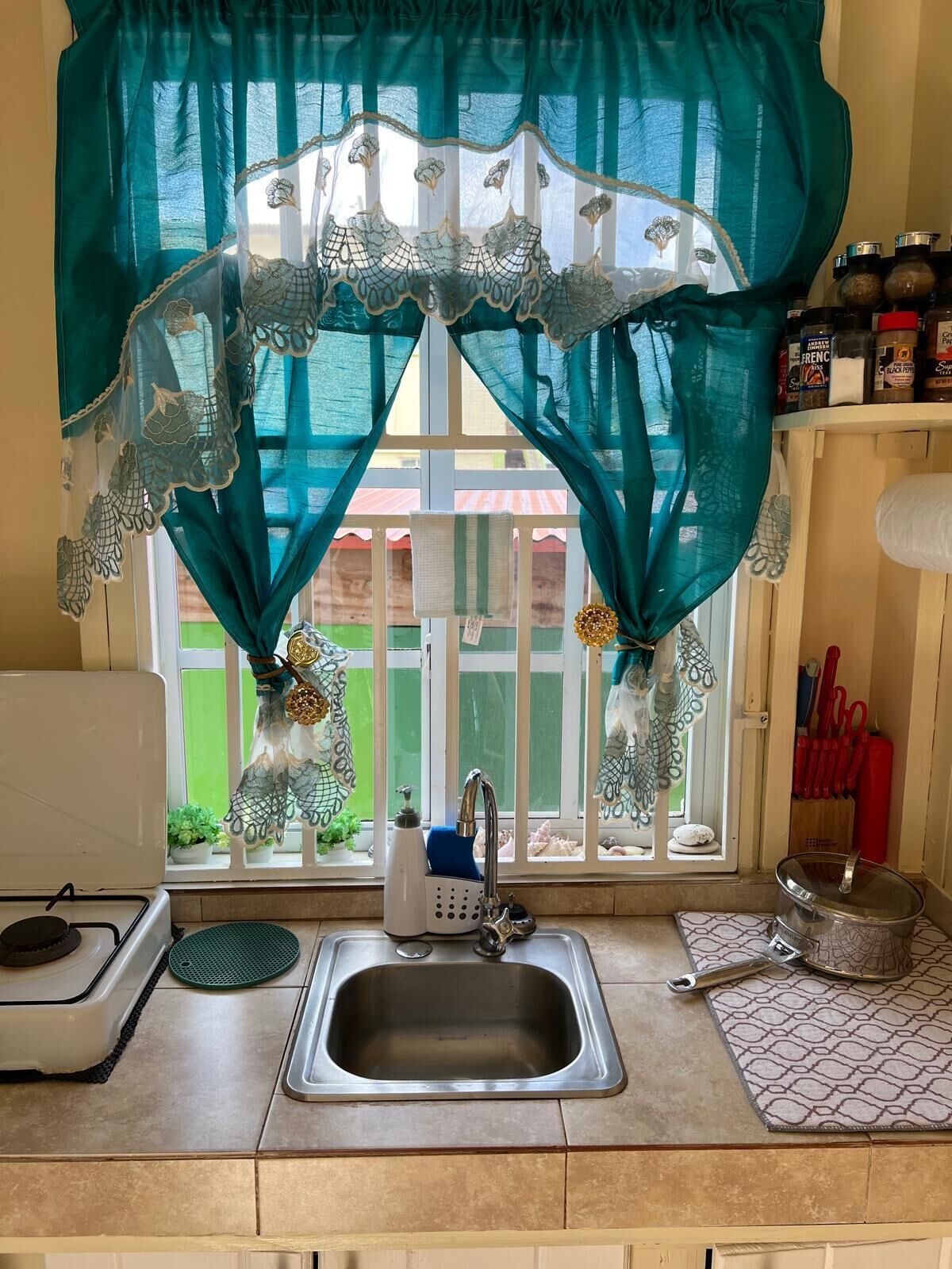 Fridge, coffee/tea maker, electric kettle, paper towels