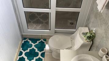 Dusche, Haartrockner, Handtücher, Seife