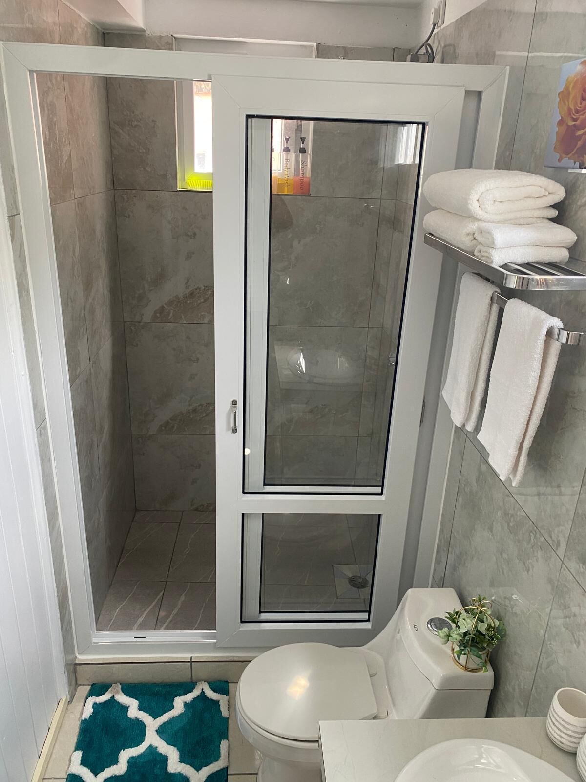 Douche, sèche-cheveux, serviettes fournies, savon