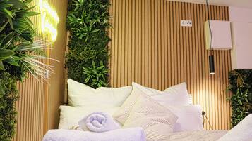 Tabla de planchar con plancha, wifi y ropa de cama