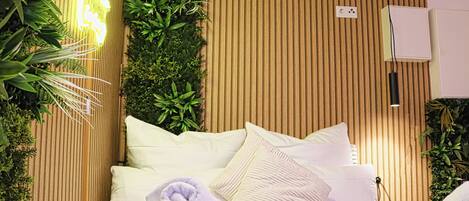 1 makuuhuone, tallelokero huoneessa, työpöytä, silitysrauta/-lauta