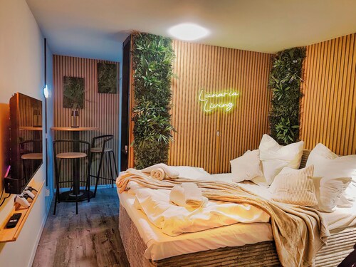 Lunaria Living - Studio - Ambilight TV - Retro console -Parking lot & VW gate 17