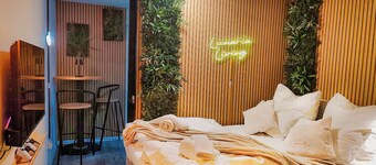 Lunaria Living - Studio - Ambilight TV - Retro console -Parking lot & VW gate 17