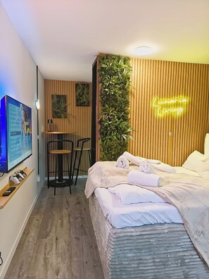 1 bedroom, in-room safe, desk, iron/ironing board - Lunaria Living - Studio - Ambilight TV - Retro console -Parking lot & VW gate 17 (Wolfsburg)