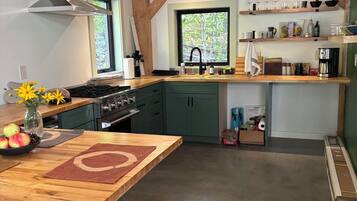 Un four, surface de cuisson, lave-vaisselle