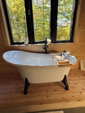 Séchoir à cheveux, serviettes fournies, savon, papier de toilette