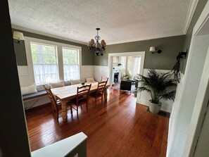 Dining - Charming cottage near the Wilcox & Historic Downtown. (Aiken)