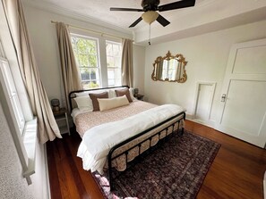 4 bedrooms, iron/ironing board, WiFi, bed sheets - Charming cottage near the Wilcox & Historic Downtown. (Aiken)