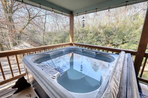 Outdoor spa tub - Steps to Shooting Creek (Hayesville)