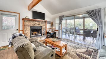 TV connectée, cheminée, jeux vidéo, baby-foot