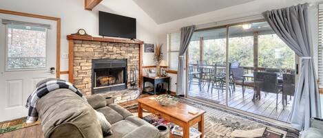 Älytelevisio, takka, videopelejä, pöytäjalkapallopöytä