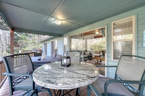 Outdoor dining - Steps to Shooting Creek-Free Terrace Level-2BR & Game Room when rent Main Level (Hayesville)