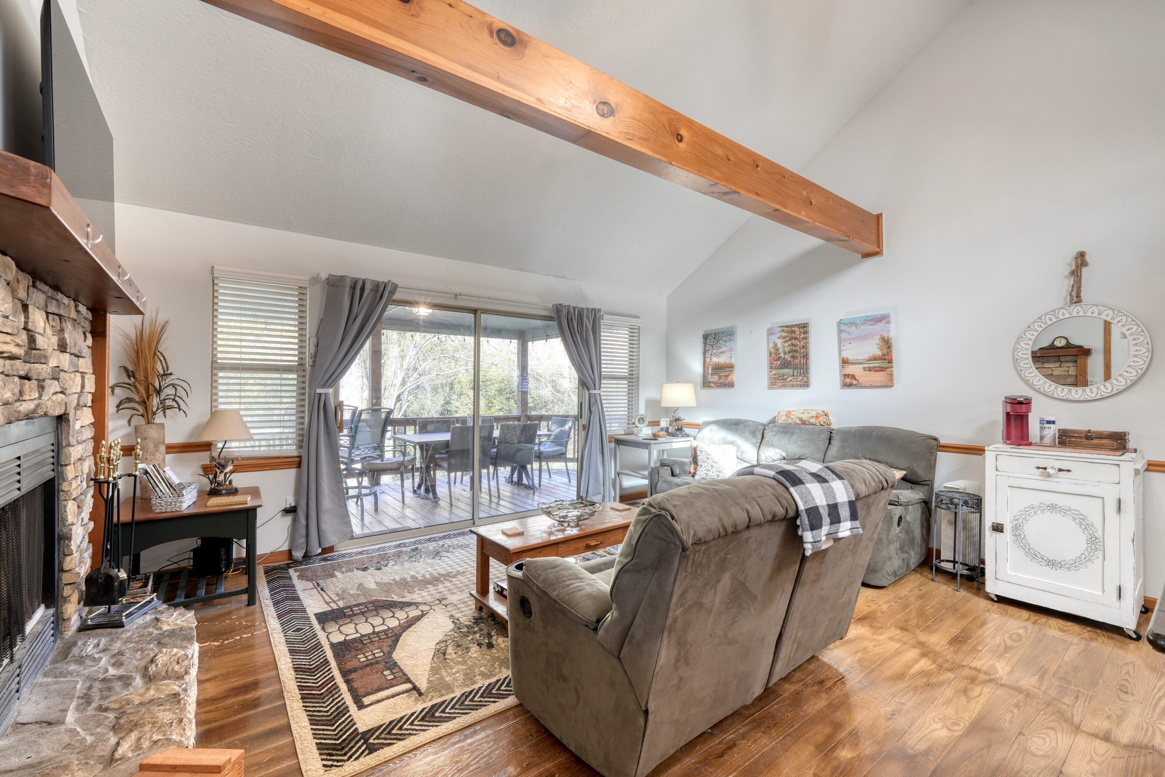 TV connectée, cheminée, jeux vidéo, baby-foot