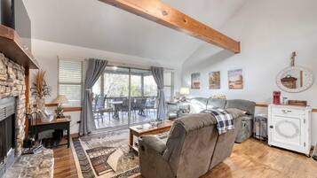 TV connectée, cheminée, jeux vidéo, baby-foot