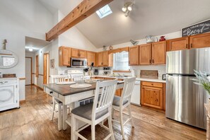 Fridge, microwave, oven, stovetop - Steps to Shooting Creek (Hayesville)