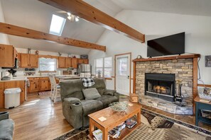 Smart TV, fireplace, foosball - Steps to Shooting Creek-Free Terrace Level-2BR & Game Room when rent Main Level (Hayesville)