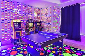 Games room - Luxury Retreat • Arcade • Karaoke • Fenced Yard (Dallas)