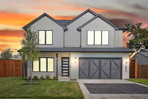 Exterior - Luxury Retreat • Arcade • Karaoke • Fenced Yard (Dallas)