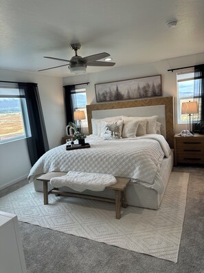 3 bedrooms, iron/ironing board, bed sheets - Magical Mountain View retreat (Salem)