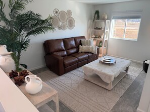 Smart TV, fireplace, DVD player, books - Magical Mountain -View Retreat, private back yard,Swim-Spa hot tub,cozy ROMANTIC (Salem)