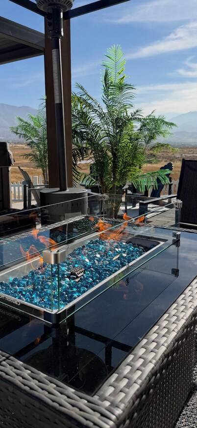 Magical Retreat: Private Swim Spa-Hot Tub• Fire Pits•Romantic Escape• Family Fun