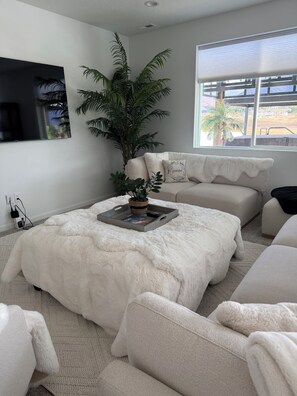 Living area - Magical Mountain View retreat (Salem)