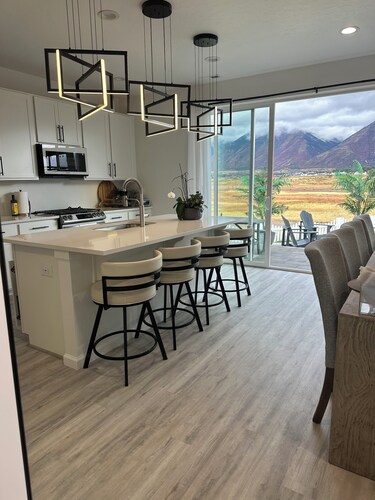 Magical Mountain -View Retreat, private back yard,Swim-Spa hot tub,cozy ROMANTIC