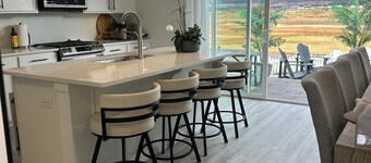 Magical Mountain -View Retreat, private back yard,Swim-Spa hot tub,cozy ROMANTIC