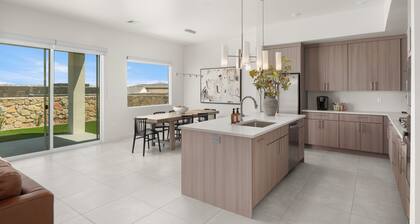 Luxury Retreat Huge Hot Tub/Pool! No Hidden Fees